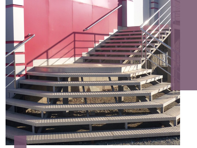 Лестницы для магазина в Боровичах — изготовление и монтаж