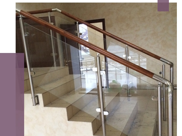 Комбинированные перила из металла и дерева в Боровичах