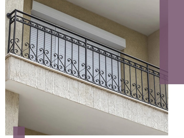 Балконные ограждения из металла и стекла в Боровичах для домов