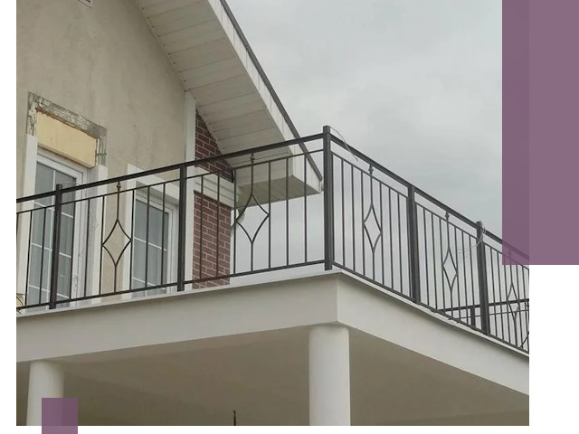 Изготовление балконных ограждений в Боровичах из металла и стекла