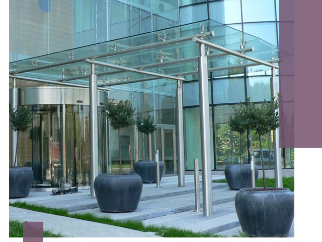 Навесы из стекла на заказ в Боровичах — монтаж и установка