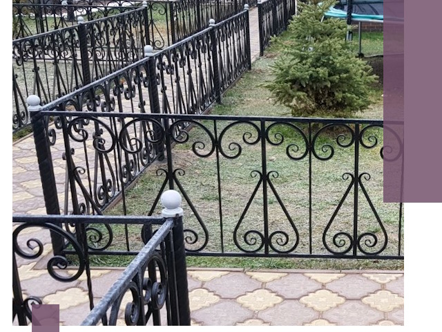 Кованые газонные ограждения под ключ в Боровичах
